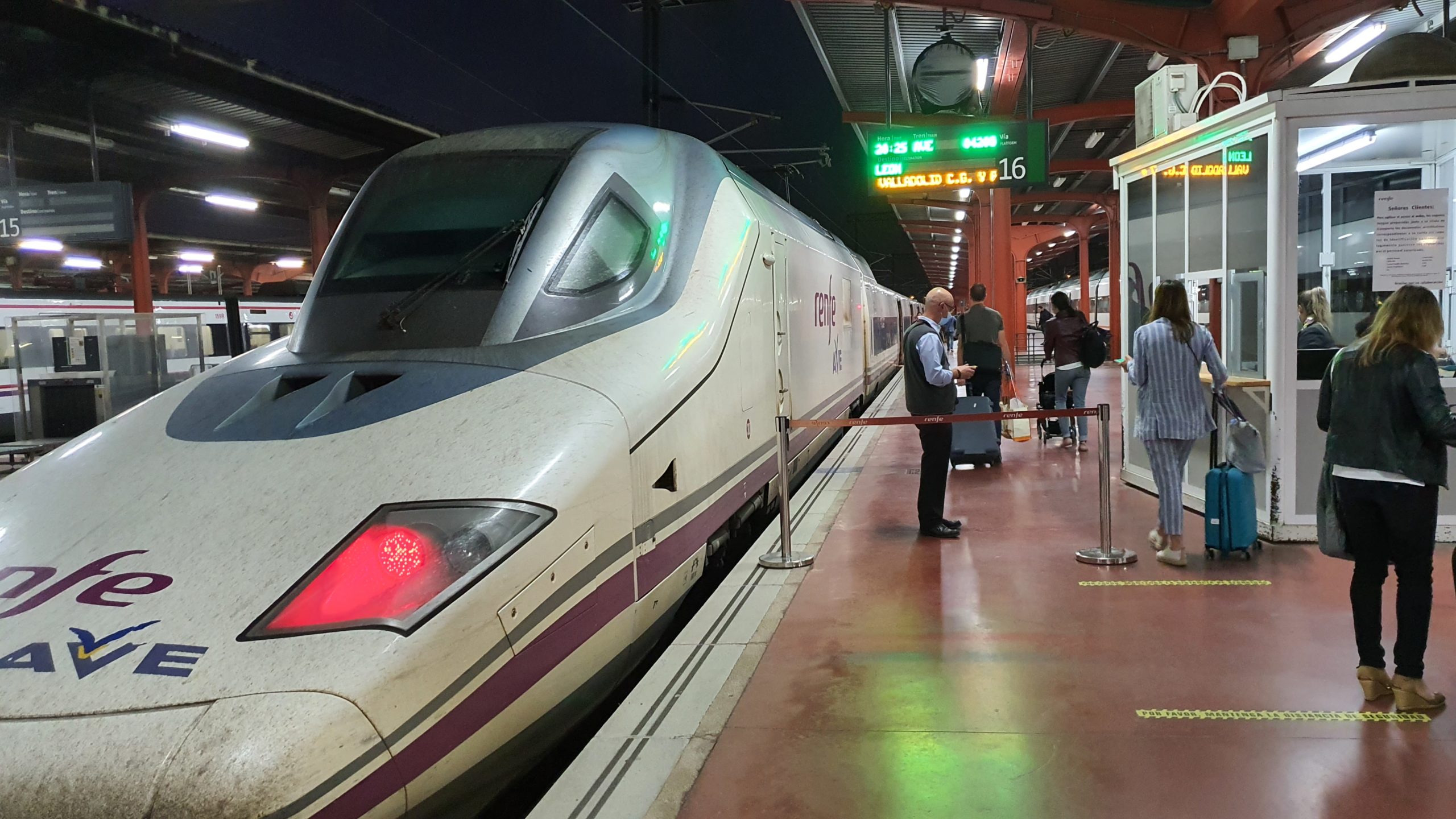 Renfe Pone A La Venta Billetes De AVE Y Larga Distancia A Euros Cada Uno